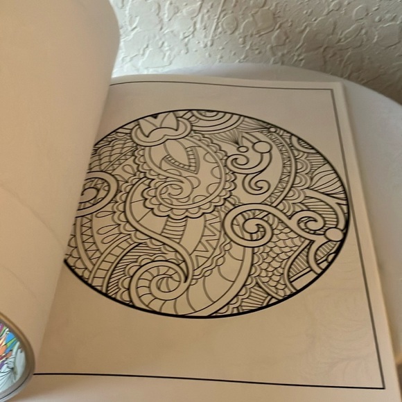 Liqui-Mark: Color Therapy Adult Coloring Book- 48 pages- 2016 - Picture 10 of 16